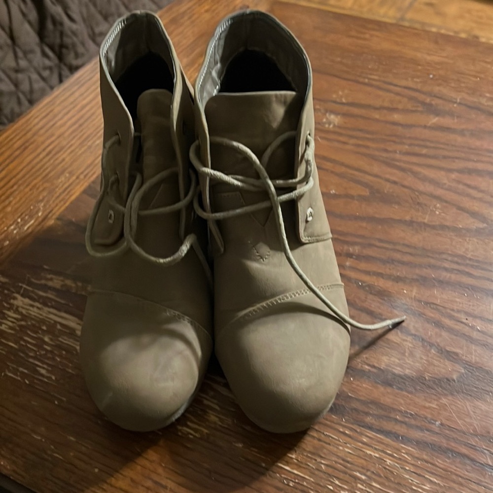 size 7 wedged booties